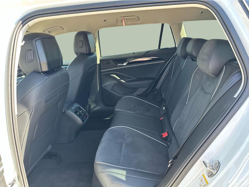 Volkswagen Passat Elegance 2,0 TDI 110 kW - fotka 12 z 23