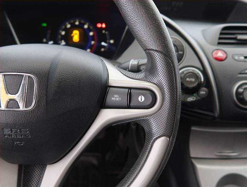 Honda Civic (2006) 1.4 i-DSI, po STK, servisované - fotka 17 z 20