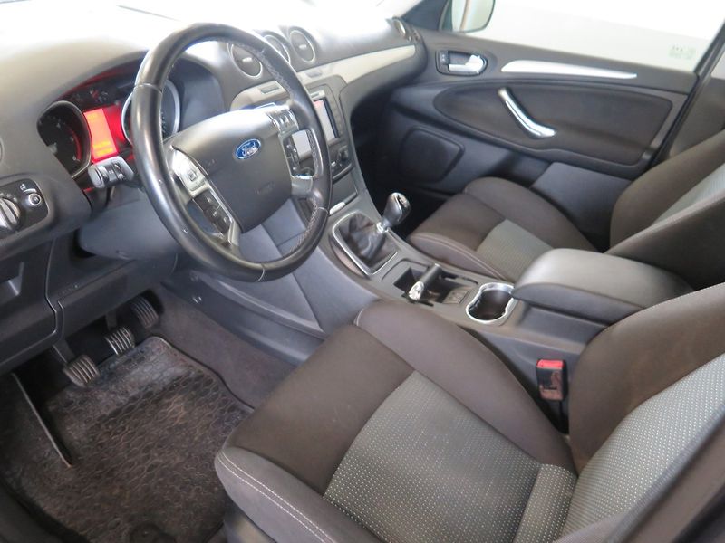 Ford S-MAX (2013) 2.0TDCi,navi,výhřev,tažné,STK - fotka 13 z 27
