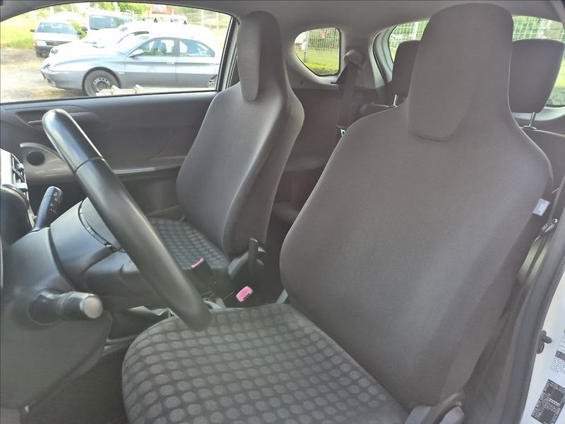 Toyota iQ 1,0 i 50Kw Klima Webasto ALU - fotka 19 z 26