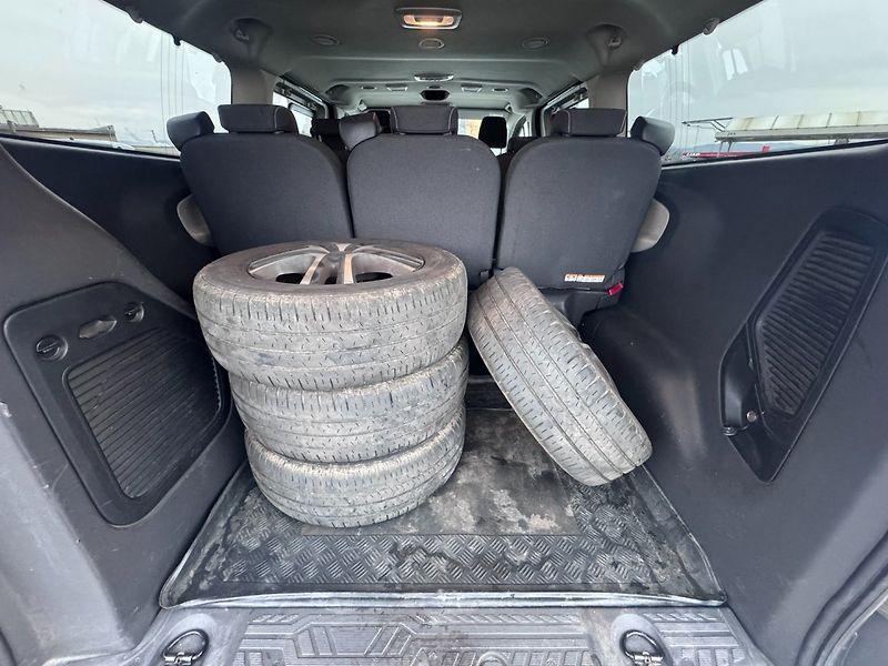 Ford Tourneo Custom (2018) 2,0D 125KW 8 MÍST TITAN 1.MAJ - fotka 40 z 49