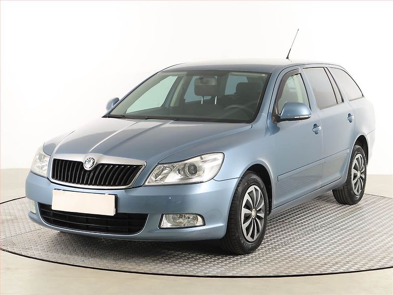 Škoda Octavia (2011) Ambiente 1.6 TDI, Tempomat - fotka 2 z 15