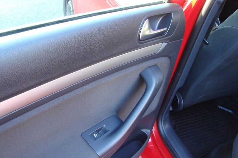 Volkswagen Golf (2011) VI.1.6TDi,ČR,S.kn1.MajSTK 8/27 - fotka 33 z 67