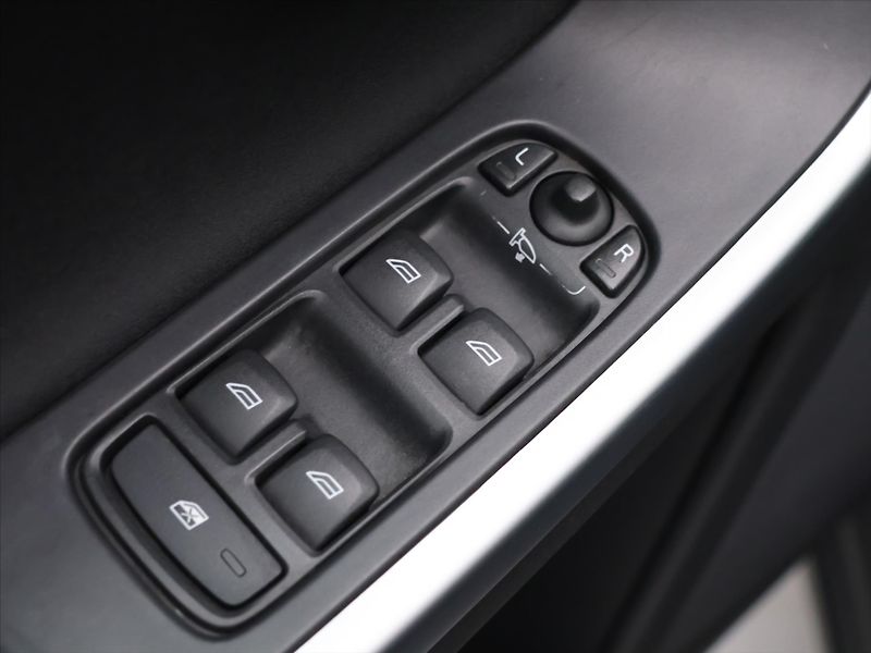 Volvo XC60 2,4 D3 120kW Momentum AWD AUT - fotka 15 z 33