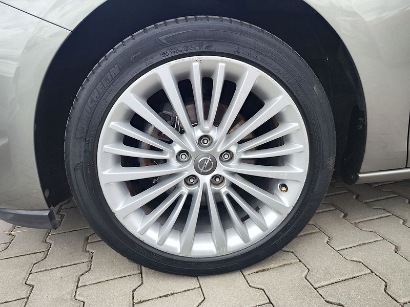 Opel Astra 1.2 Turbo/92kW Dynamic - fotka 30 z 32