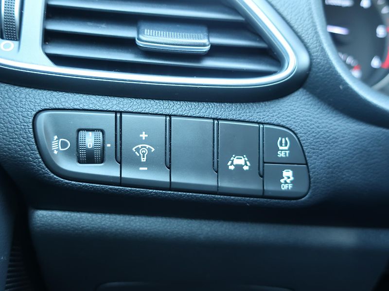Hyundai i30 1.6CRDi 85kW STYLE NAVI ALU - fotka 26 z 31