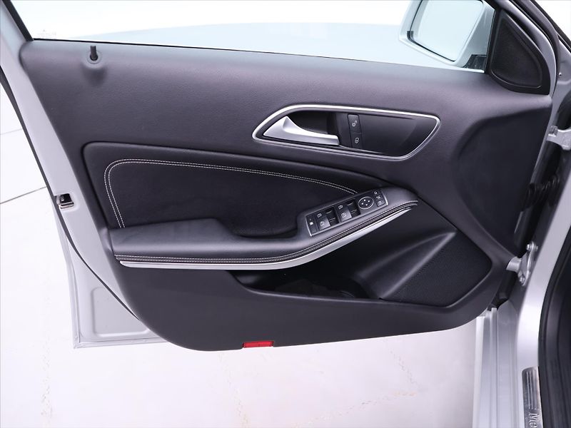 Mercedes-Benz Třídy A 1,6 180i 90kW CZ Sport Xenon - fotka 10 z 30