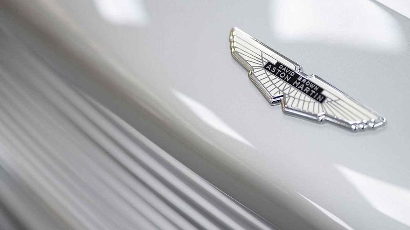 Aston Martin spustil výrobu bondovské DB5. Bude mít i některé filmové vychytávky