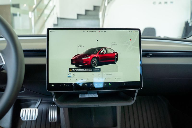 Tesla Model 3 (2024) PERFORMANCE HIGHLAND — DUAL  - fotka 24 z 24
