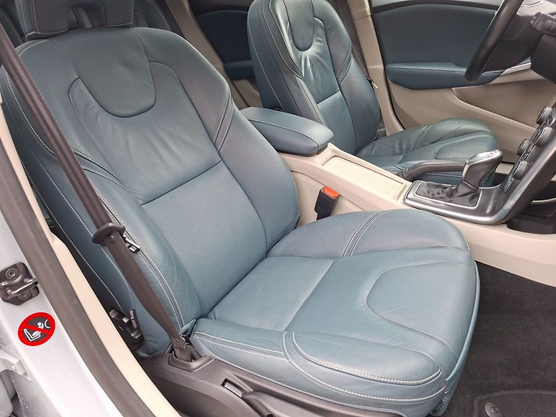 Volvo V40 (2012) 2.0D3 110kW AUT -1.MAJITEL - fotka 23 z 38