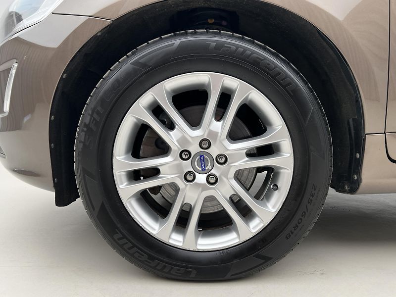 Volvo XC60 D5 AWD SUMMUM AUT CZ - fotka 14 z 38