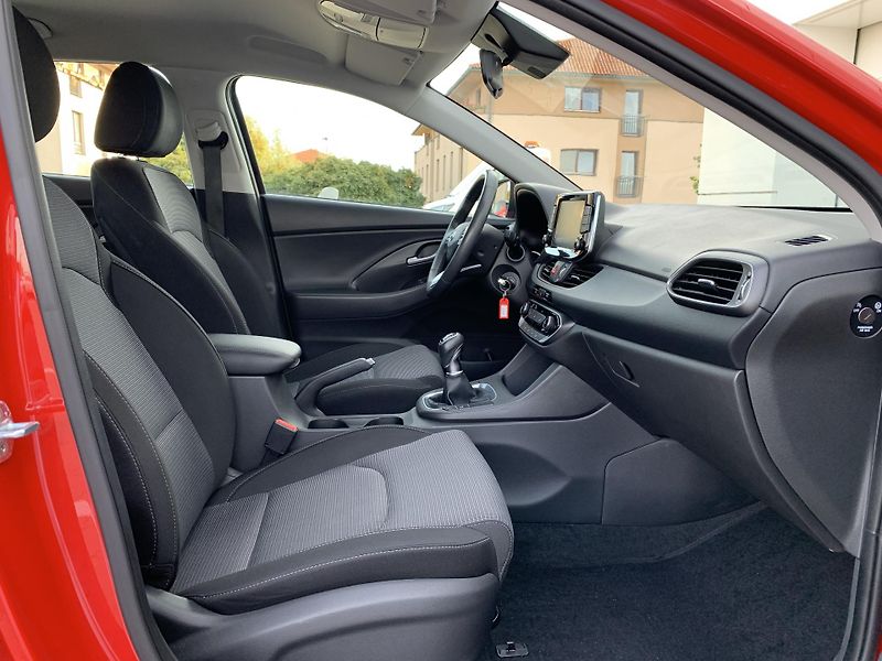 Hyundai i30 COMFORT 1.5i 80kW MAN6 - fotka 15 z 30