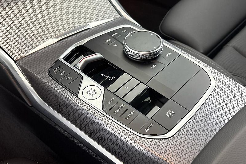 BMW Řada 3 řady 3 | 330d xDrive - fotka 22 z 25