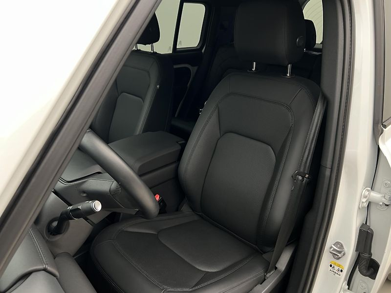 Land Rover Defender 110 D250 X-DYNAMIC SE 1. maj.  - fotka 17 z 47
