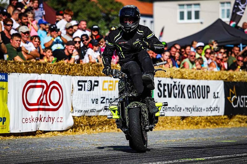 Na unikátní závody supermotardů a čtyřkolek se o víkendu do Moravského Krumlova dorazilo podívat přes tři a půl tisíce diváků.