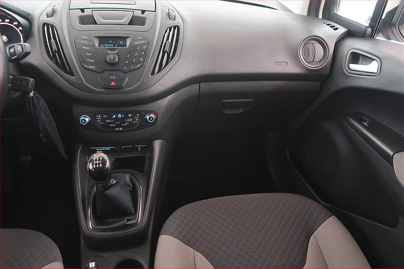Ford Tourneo Courier (2017) 1.0 EcoBoost, 5Míst, ČR - fotka 8 z 16