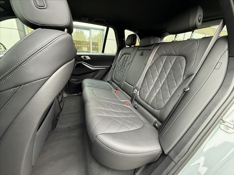 BMW X5 3,0 30d xDrive - fotka 20 z 36