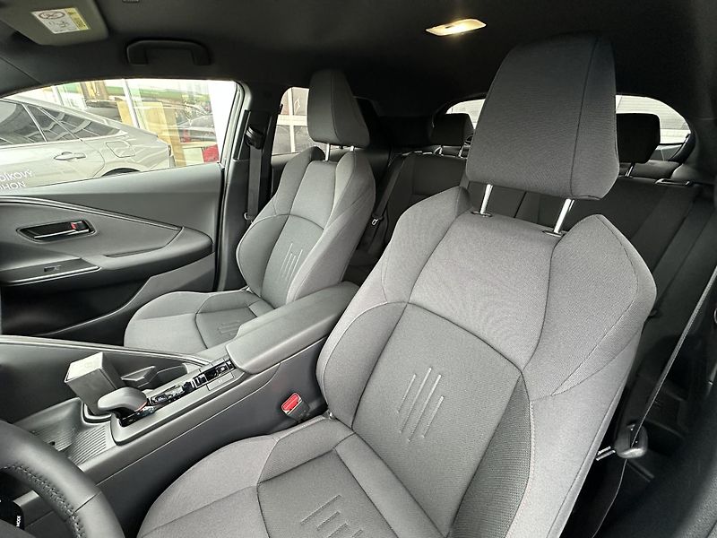 Toyota C-HR (2025) 1.8L HEV STYLE - fotka 10 z 35
