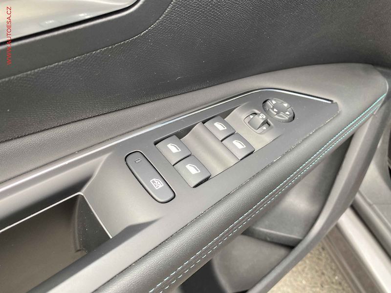Peugeot 3008 (2023) 1.2 PT, Allure, LED, navi - fotka 13 z 17