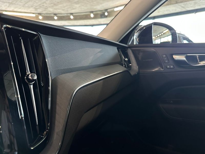 Volvo XC60 T8 PLUS Dark, Ventilace, 360° - fotka 31 z 35