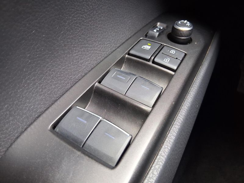 Toyota Camry EXECUTIVE 2.5 Hyb. 160 kW - fotka 25 z 31