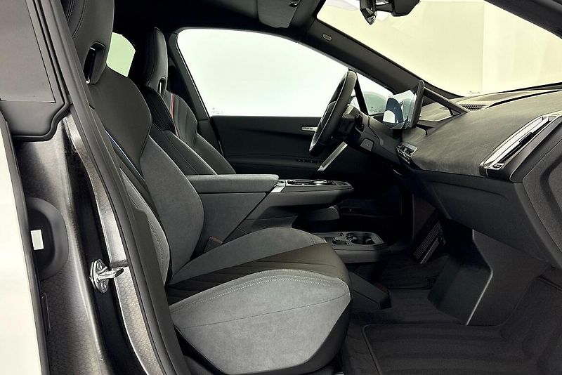 BMW iX xDrive45 - fotka 13 z 24