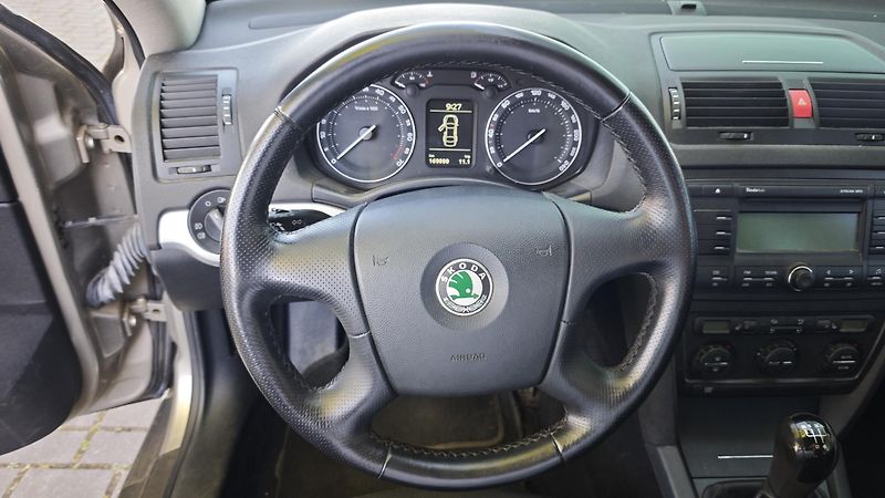 Škoda Octavia (2007) 1,6 benzín kombi - fotka 28 z 36