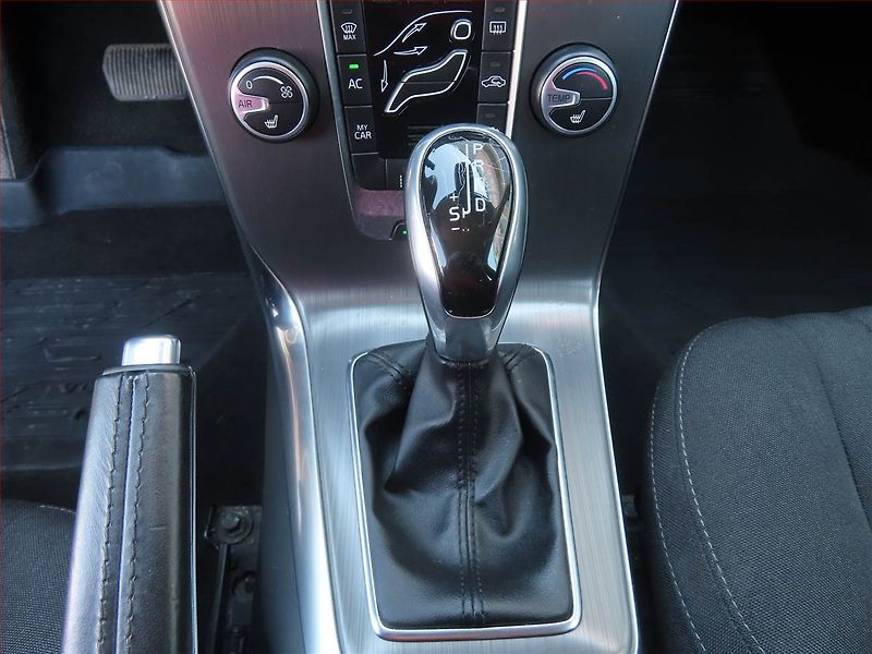 Volvo V40 (2016) 1.5 T2, Automat, Navi, Xenony - fotka 13 z 21
