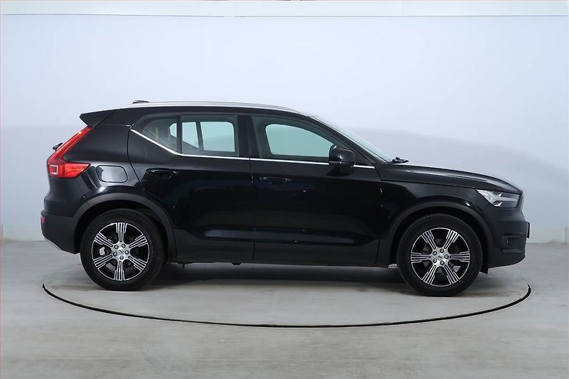 Volvo XC40 (2020) D3 AWD - fotka 6 z 22