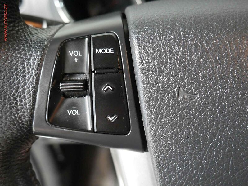 Kia Sorento (2010) 2.2 CRDi 4x4, ČR, Navi, xenon - fotka 15 z 23