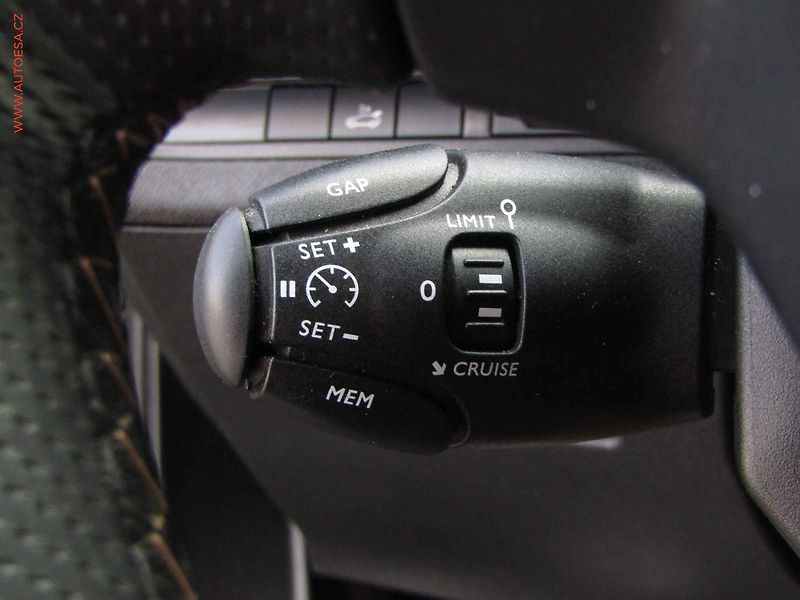 Peugeot 5008 (2019) 1.2 PT, GT Line, LED, navi - fotka 15 z 23