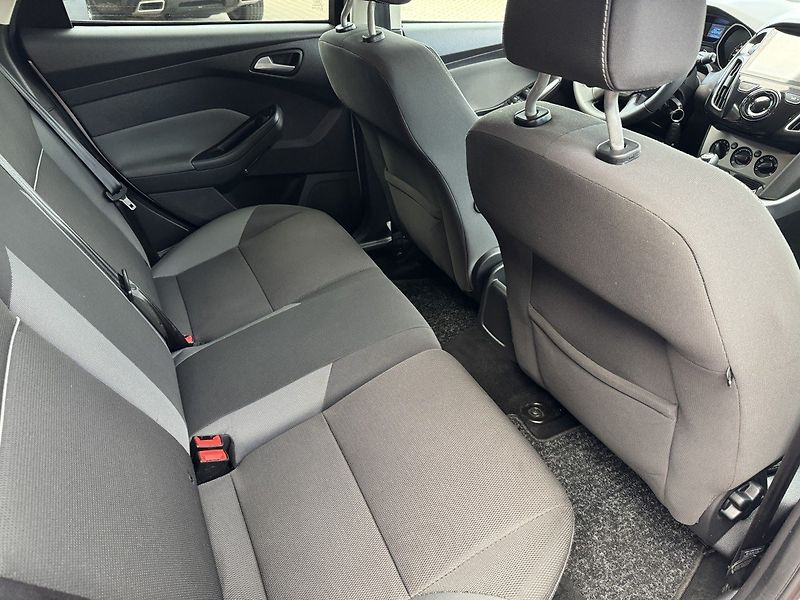 Ford Focus (2011) 1.6i Ti-VCT Klima Winter Paket - fotka 19 z 46