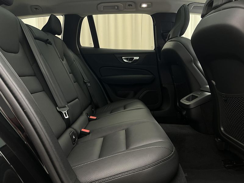 Volvo V60 B4 PLUS DARK AUT 1.maj. - fotka 22 z 45