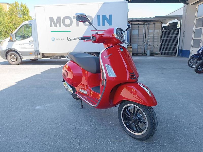 Vespa GTS 125 Super (2026) Rosso Coragiosso FL26 - fotografie inzerátu