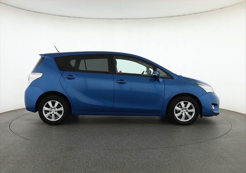 Toyota Verso (2015) 1.6 D-4D, Serv.kniha, Xenony - fotka 6 z 18