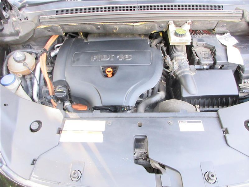 Citroën DS5 2,0 HDi Hybrid, 4x4, automat - fotka 25 z 26