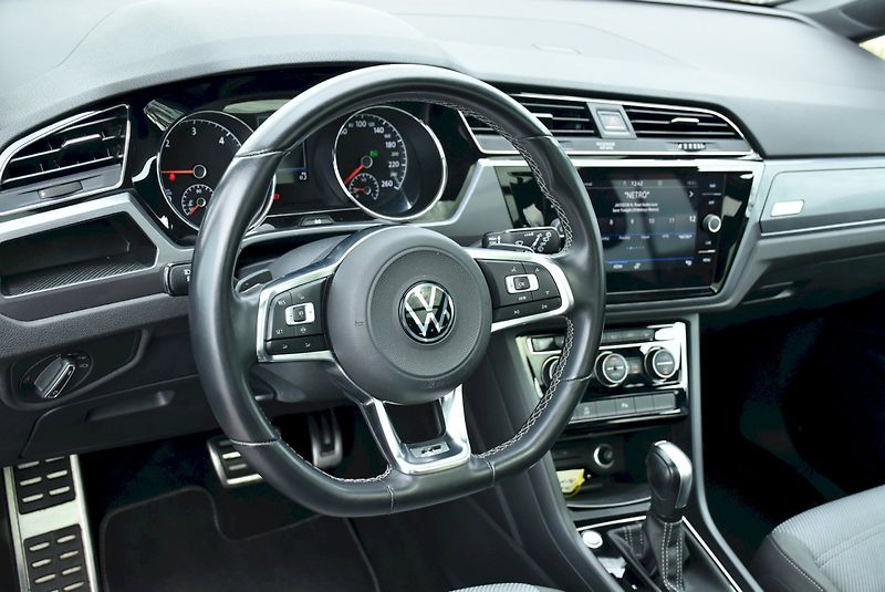 Volkswagen Touran (2021) R-Line 2,0 TDI 110kW 7DSG - fotka 15 z 35