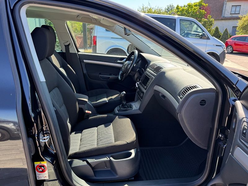 Škoda Octavia (2012) Elegance 1.6 TDI 77kW - fotka 27 z 40