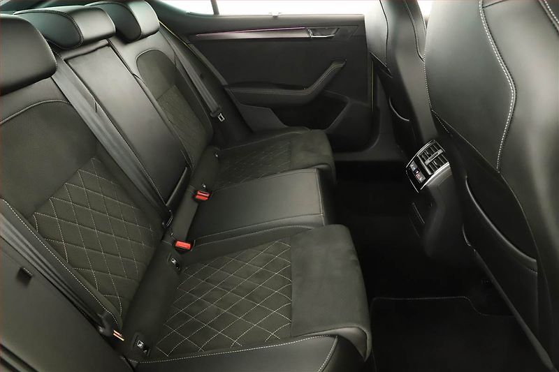 Škoda Superb (2023) Sportline 2.0 TSI - fotka 7 z 20