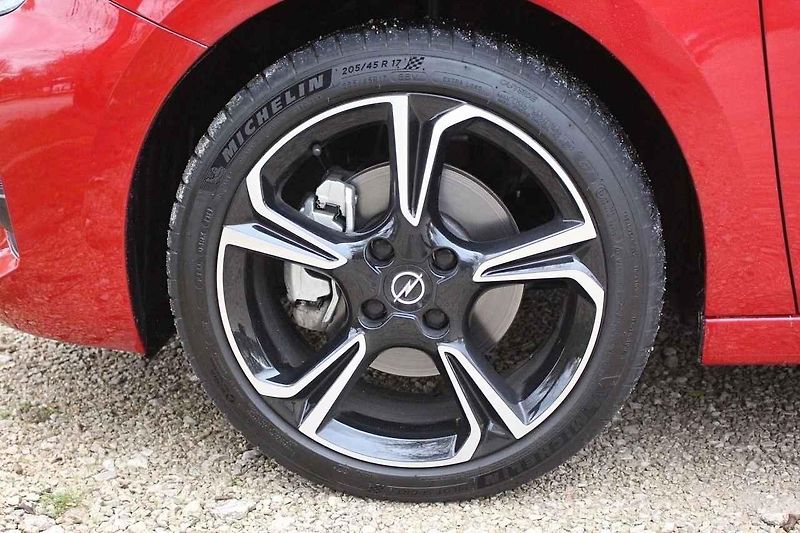 Opel šel cestou co nejnižší možné ceny, v základu nabízí tedy jediný motor.