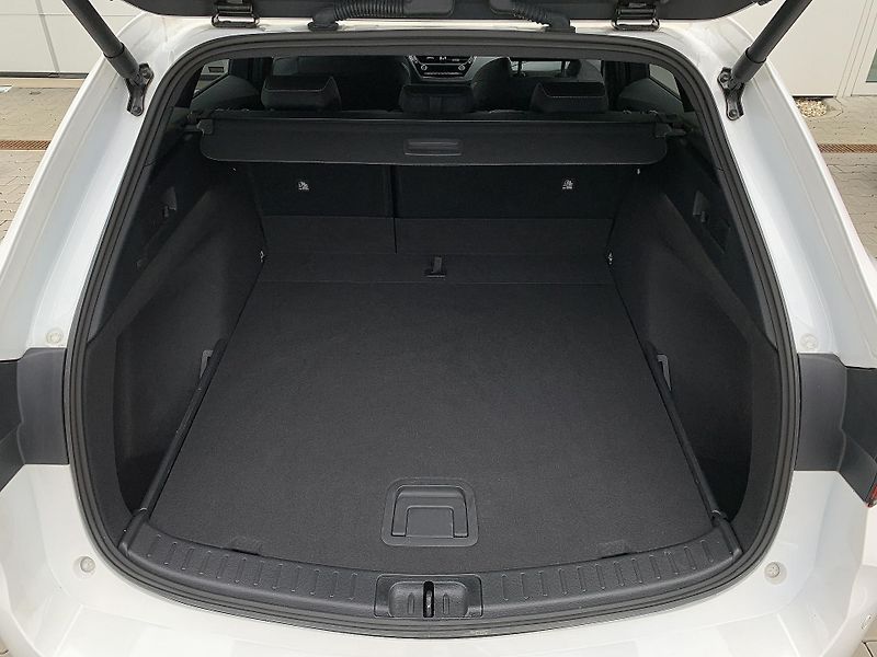 Toyota Corolla TS STYLE 1.8 HEV 103kW e-CVT - fotka 5 z 23