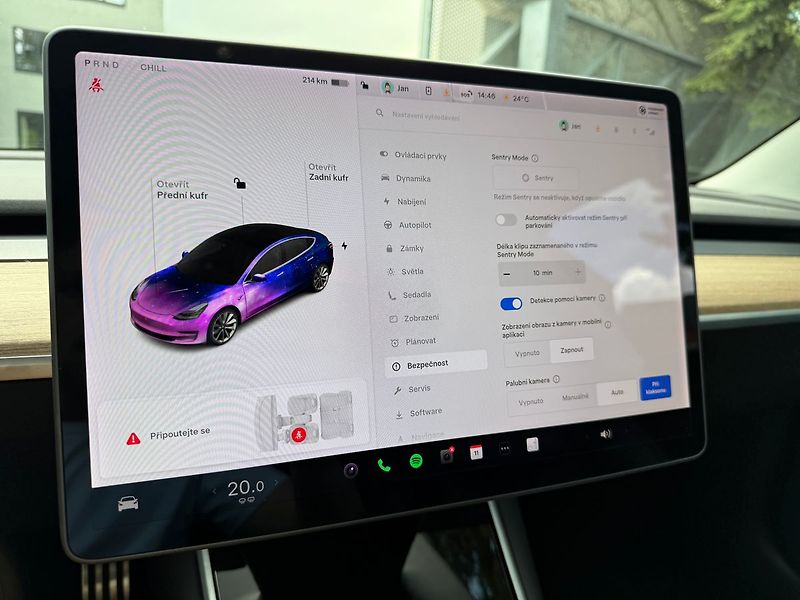 Tesla Model 3 Long Range AWD - fotka 23 z 38