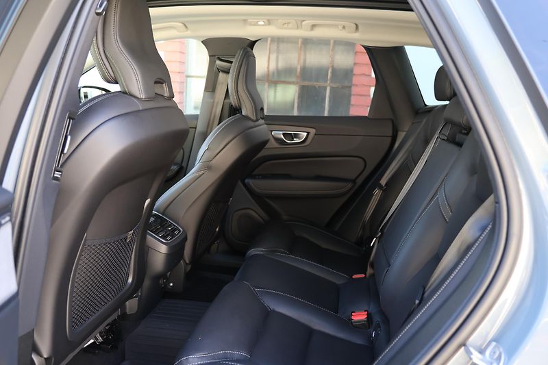 Volvo XC60 (2023) B5 AWD - fotka 8 z 23