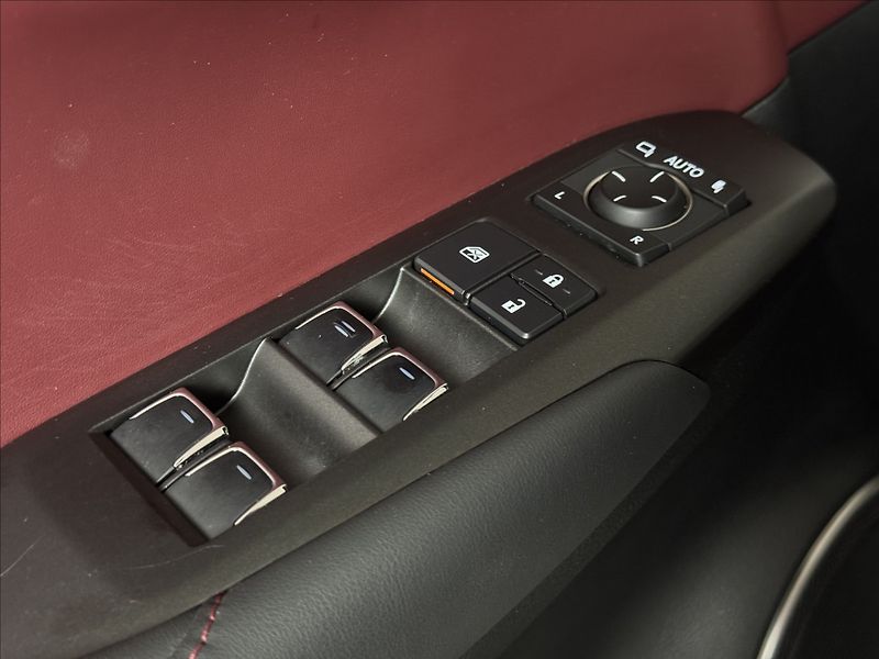 Lexus NX 300h 2,5   Hybrid Luxury LED Assist - fotka 21 z 47