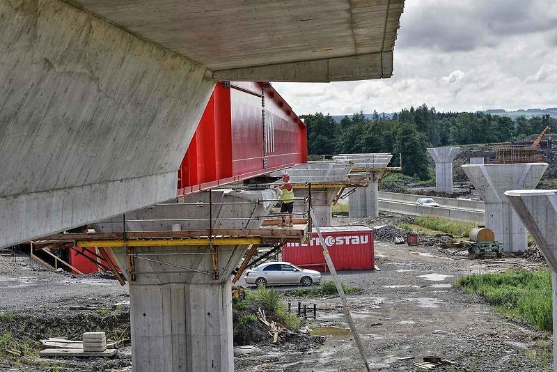 Začal výsuv mostní konstrukce dálniční estakády před silnici I/35 u Opatovce na Svitavsku.