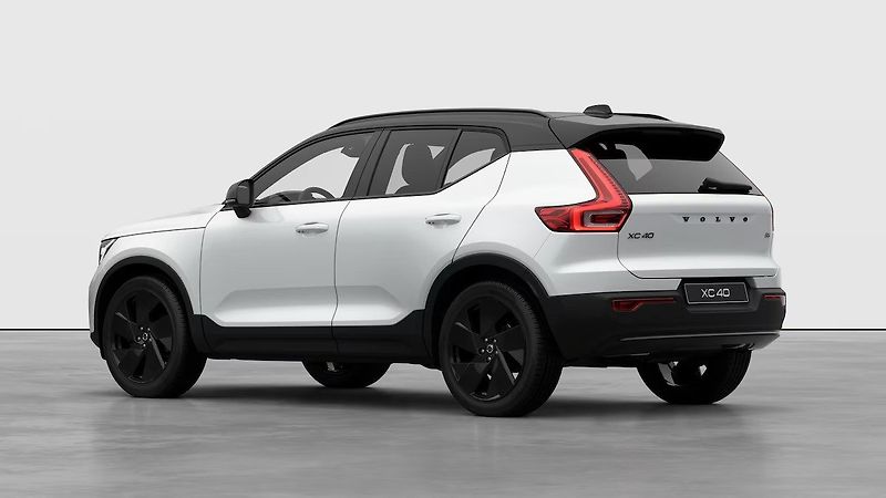 Volvo XC40 (2026) Black Edition Preal White B3 - fotka 4 z 11