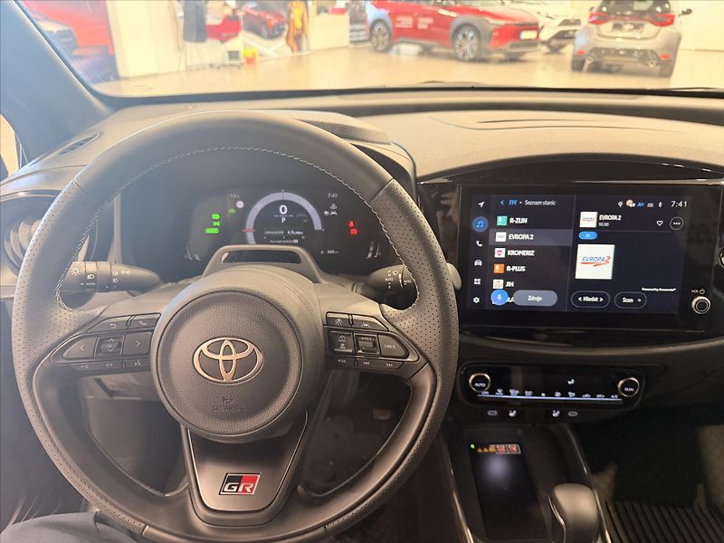 Toyota Aygo 1,5 GR Sport  Hybrid (116k) - fotka 8 z 9