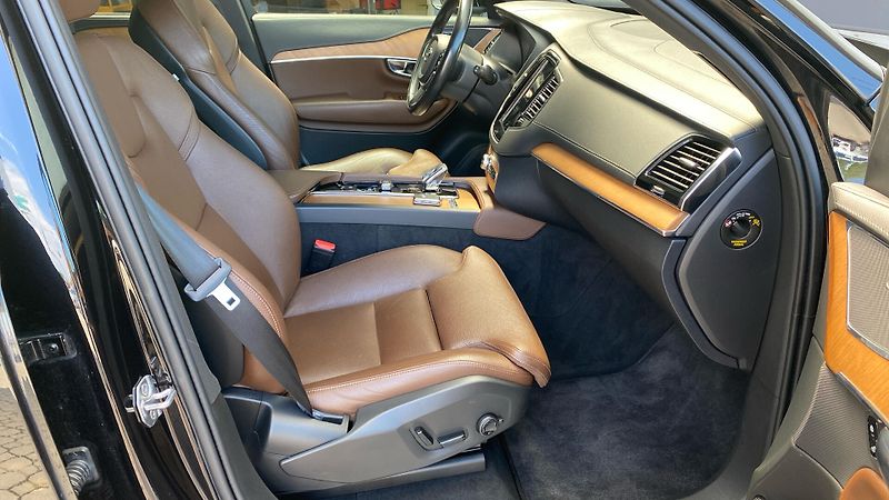 Volvo XC90 INSCRIPTION, B5 AWD, 173+10 kW - fotka 9 z 34