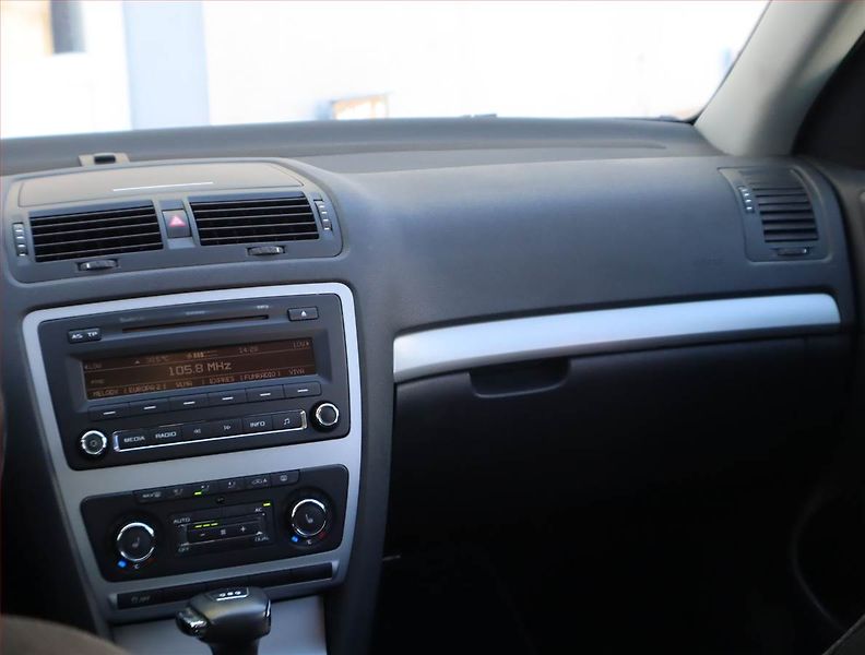 Škoda Octavia (2012) 2.0 TDI, Automat, Tempomat - fotka 8 z 17