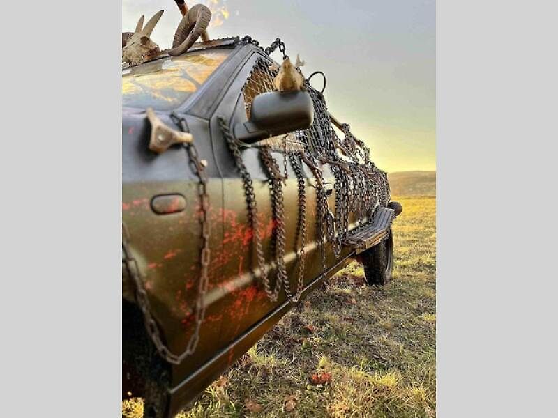 Vůz je podsvícený a šlehá plameny.